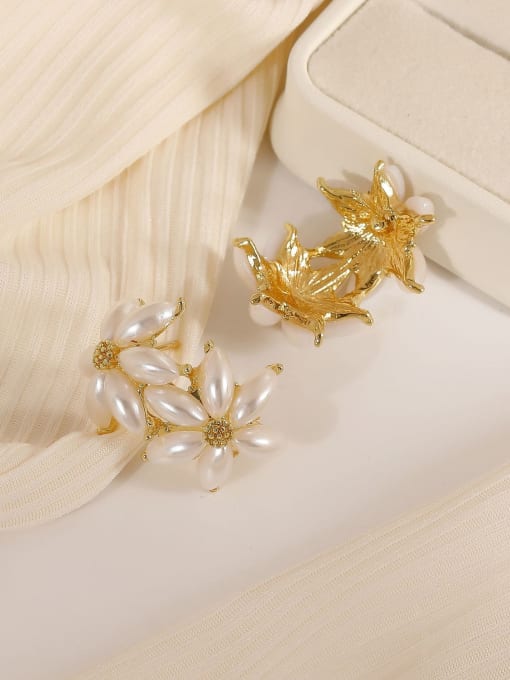 HYACINTH Brass Freshwater Pearl Flower Minimalist Stud Earring 2