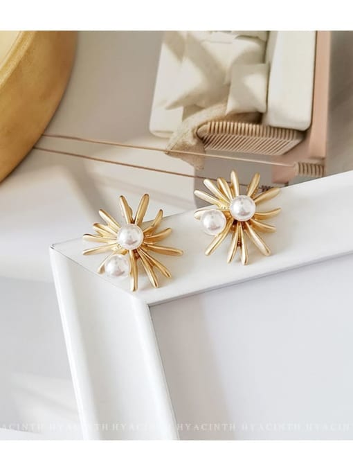 Dumb gold Copper Imitation Pearl Flower Ethnic Stud Trend Korean Fashion Earring