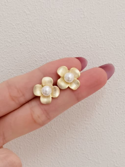 matte gold Brass Imitation Pearl Flower Minimalist Stud Earring