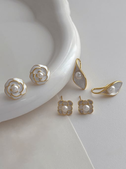 ZRUI Brass Enamel Flower Minimalist Stud Earring 1