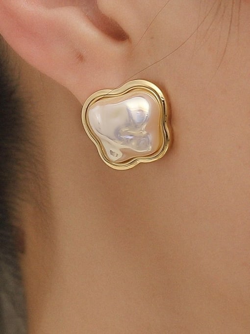 HYACINTH Brass Shell Geometric Vintage Stud Earring 1