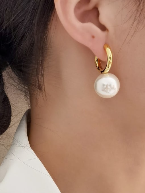 HYACINTH Brass Imitation Pearl Geometric Minimalist Huggie Earring 2