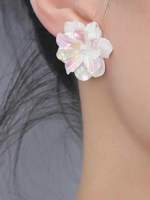 HYACINTH Brass Shell Flower Minimalist Stud Earring 1