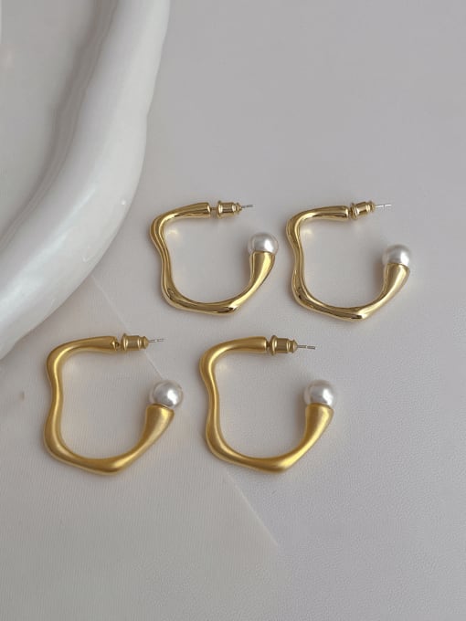 ZRUI Brass Imitation Pearl Geometric Minimalist Stud Earring