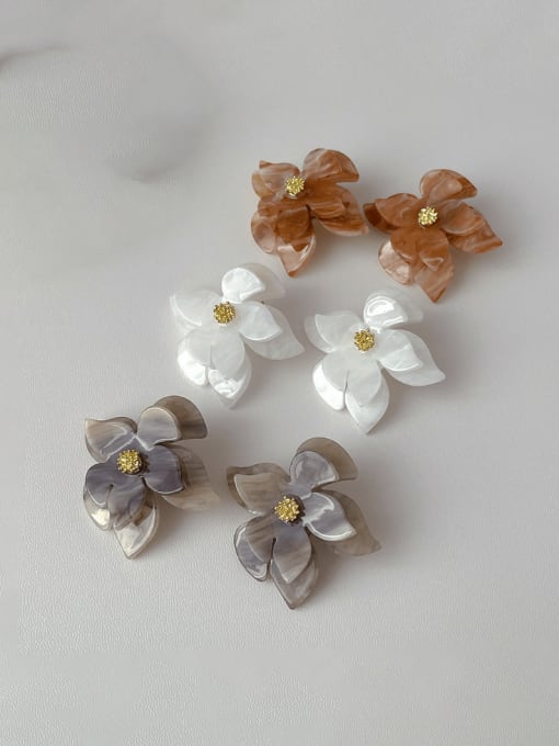 ZRUI Brass Acrylic Flower Minimalist Stud Earring 1