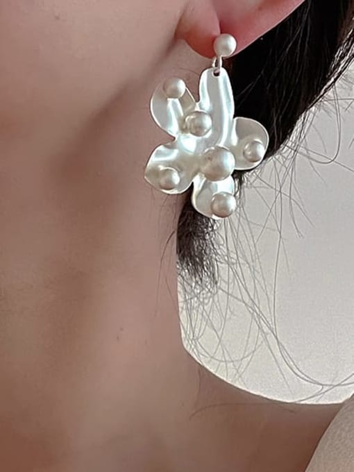 ZRUI Brass Imitation Pearl Flower Minimalist Drop Earring 1