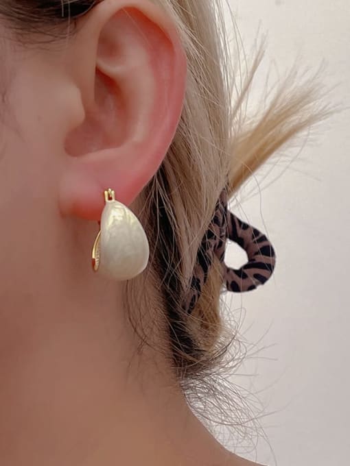 ZRUI Brass Enamel Geometric Minimalist Huggie Earring 1