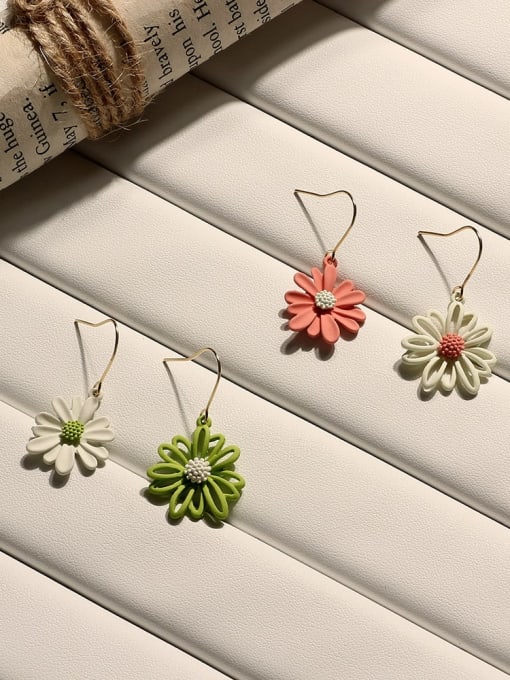 HYACINTH Copper Resin Asymmetric daisy Flower Cute Hook Trend Korean Fashion Earring 1