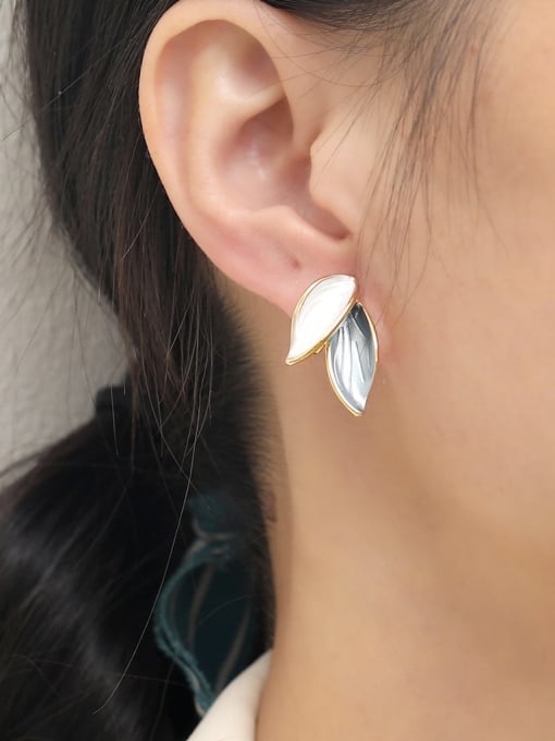 HYACINTH Brass Shell Leaf Trend Stud Earring 1