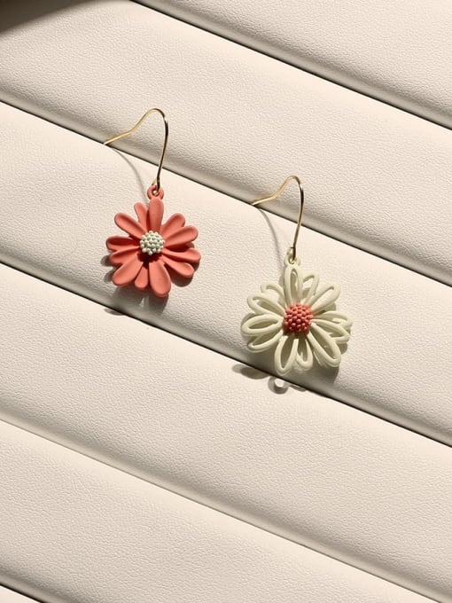 Peach milk white Copper Resin Asymmetric daisy Flower Cute Hook Trend Korean Fashion Earring