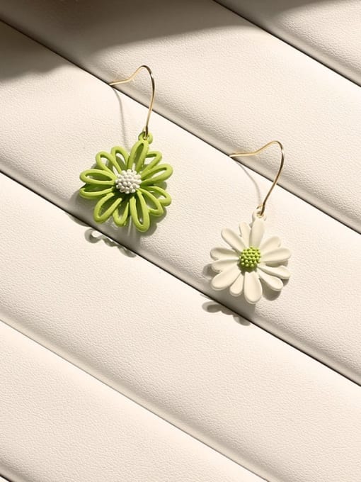 HYACINTH Copper Resin Asymmetric daisy Flower Cute Hook Trend Korean Fashion Earring 3
