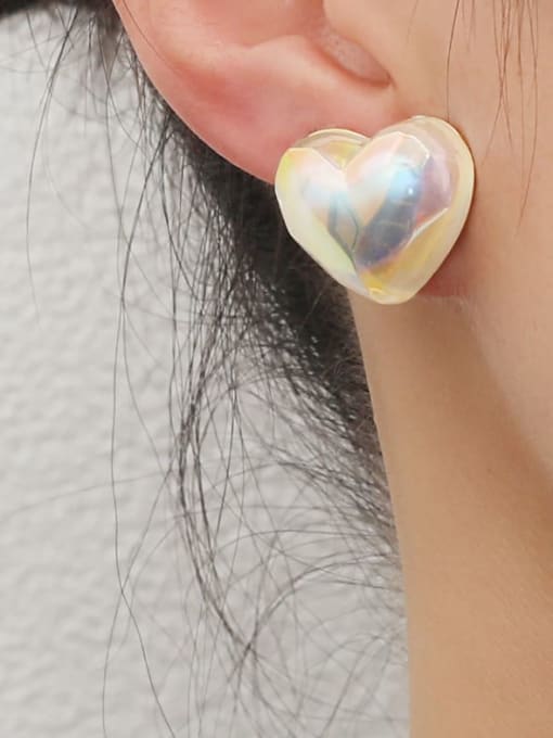 HYACINTH Brass Resin Heart Minimalist Stud Earring 1