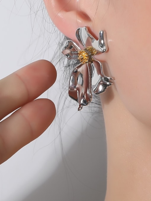 HYACINTH Brass Flower Minimalist Stud Earring 1