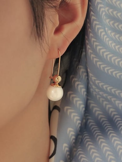 Five Color Brass Imitation Pearl Geometric Trend Huggie Earring 1
