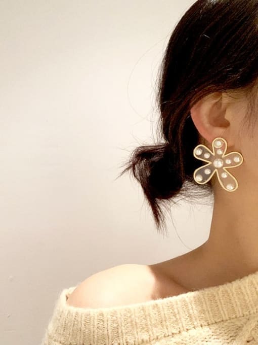 ZRUI Resin Flower Vintage pearl Stud Earring 1
