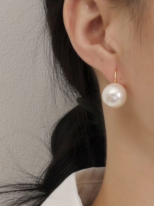 HYACINTH Brass Imitation Pearl Round Minimalist Huggie Earring 1