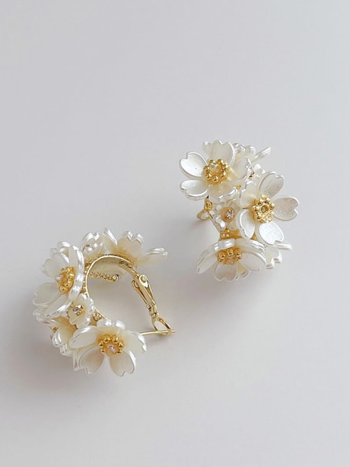 ZRUI Brass Shell Flower Minimalist Stud Earring