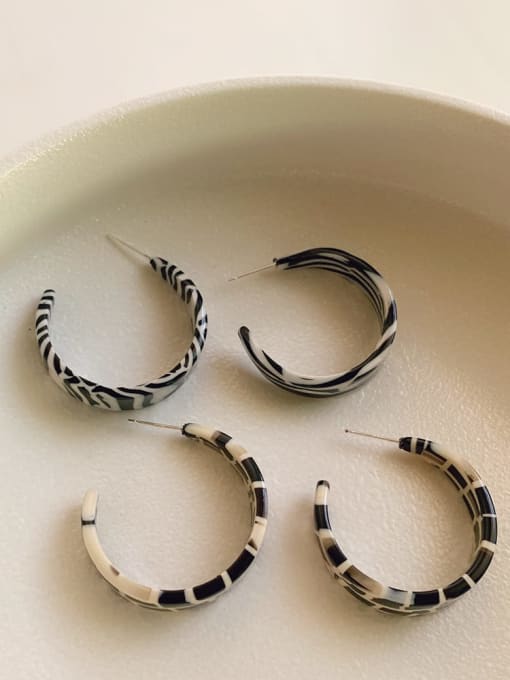ZRUI Resin Geometric Vintage black and white stripes Hoop Earring 2
