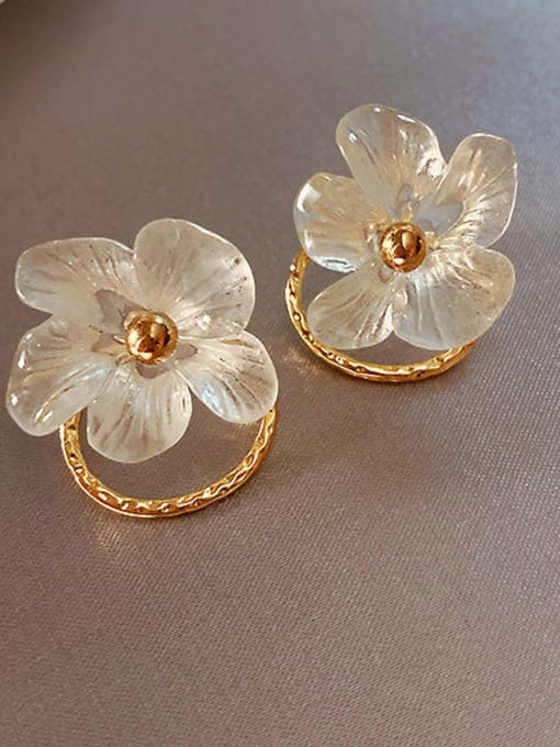 Golden Mixed Metal Bead White Flower Cute Stud Earring