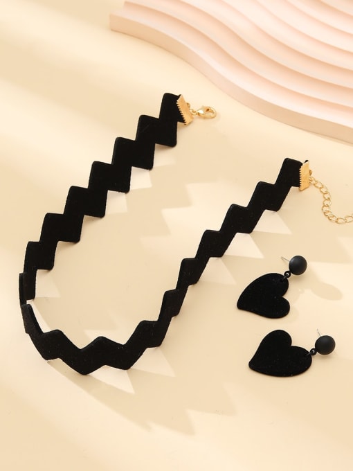 A4492 Zinc Alloy Velvet Heart Minimalist Choker Necklace And Earring Set