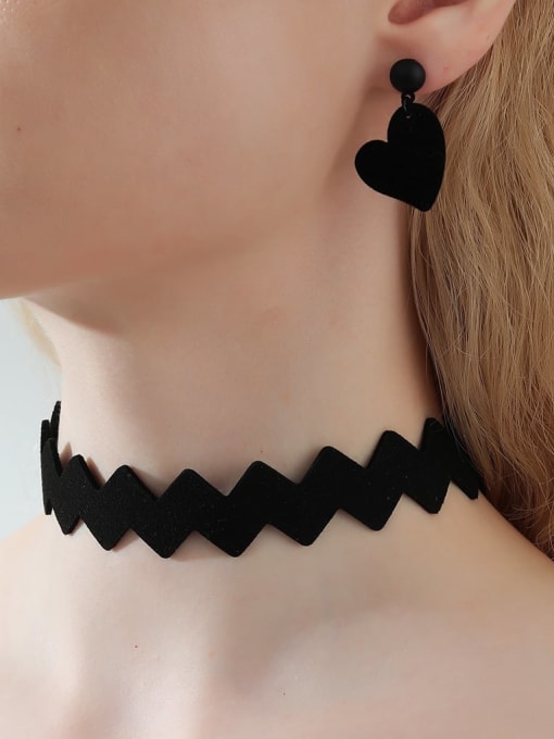 LM Zinc Alloy Velvet Heart Minimalist Choker Necklace And Earring Set 0