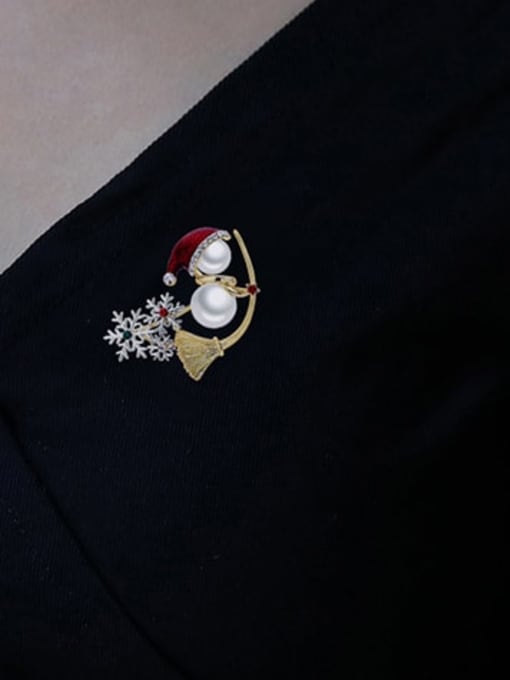 XIXI Brass Imitation Pearl Enamel Trend Snowman Brooch Luxury Christmas Gift  Brooch 1
