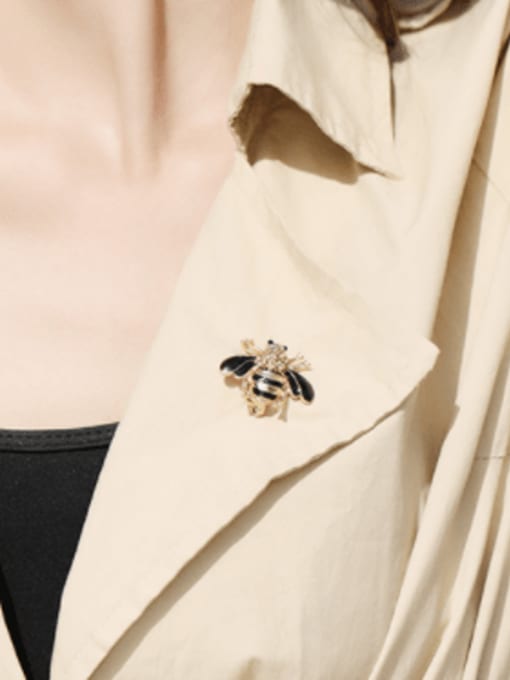 XIXI Alloy Rhinestone Enamel Bee Cute Animal Brooch 1
