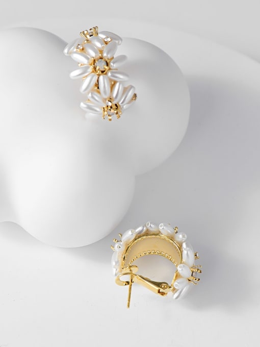 KEVIN Brass Imitation Pearl Flower Trend Huggie Earring 1