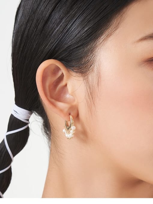 KEVIN Brass Imitation Pearl Irregular Trend Huggie Earring 1
