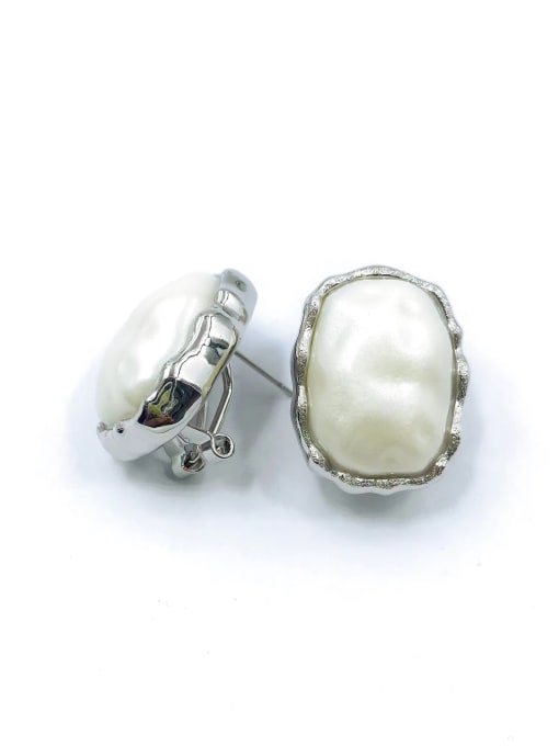 VIENNOIS Zinc Alloy Resin White Irregular Trend Clip Earring 1