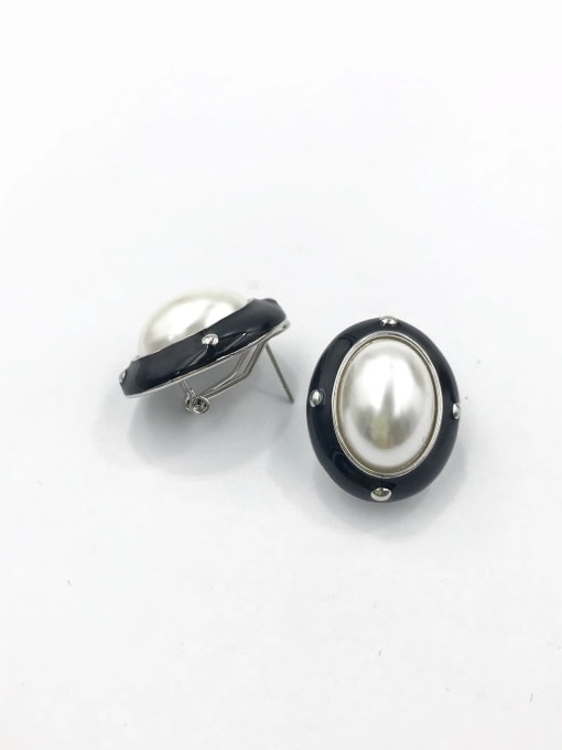 VIENNOIS Zinc Alloy Imitation Pearl White Enamel Oval Classic Clip Earring 1