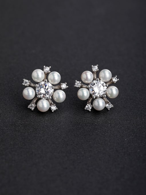Lin Liang Micro inlay Rhinestone round Imitation pearls flower 925 silver Stud earrings 0